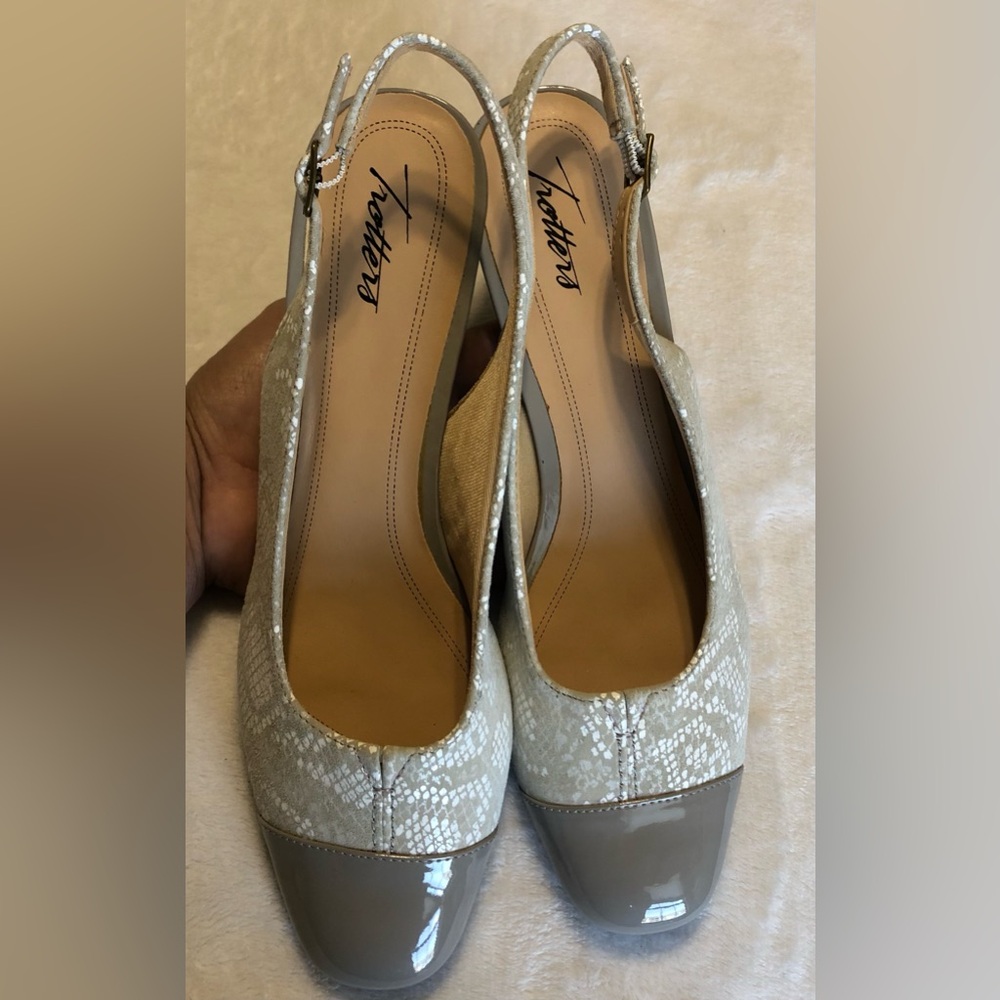 Trotters NEW DEA 9.5 Size Gray Python Snakeskin Women's Heels.1”1/4 Heel Straps